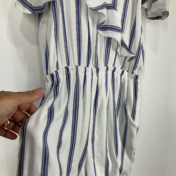 Le Lis romper crisscross ruffled cinched waist cold shoulder strap blue white SM - Picture 9 of 11